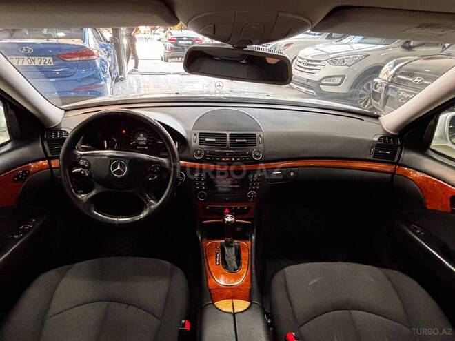 Mercedes E 220-11