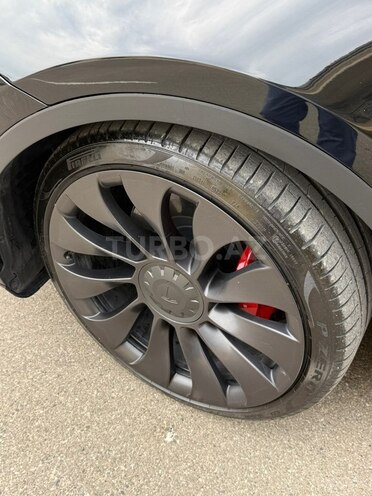 Tesla Model Y-8