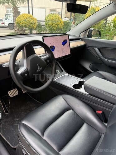 Tesla Model Y-4