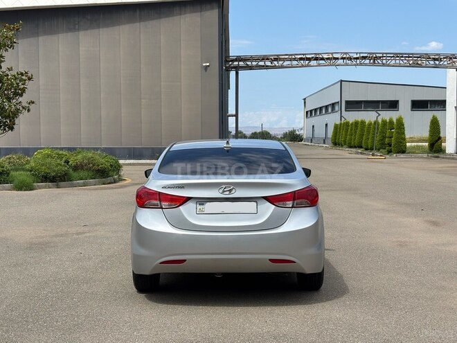 Hyundai Elantra-4