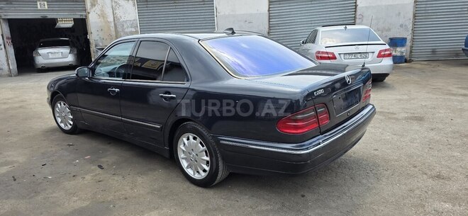 Mercedes E 270-4