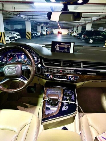 Audi Q7-8