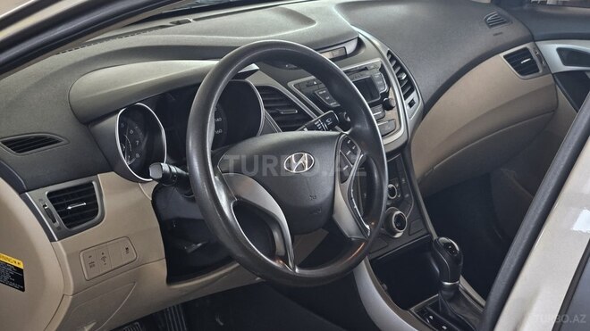 Hyundai Elantra-11