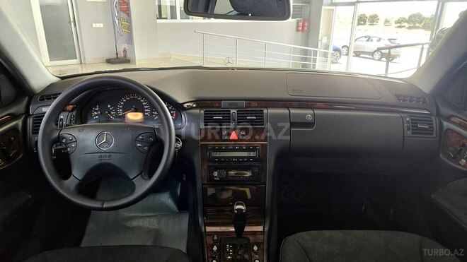Mercedes E 240-6