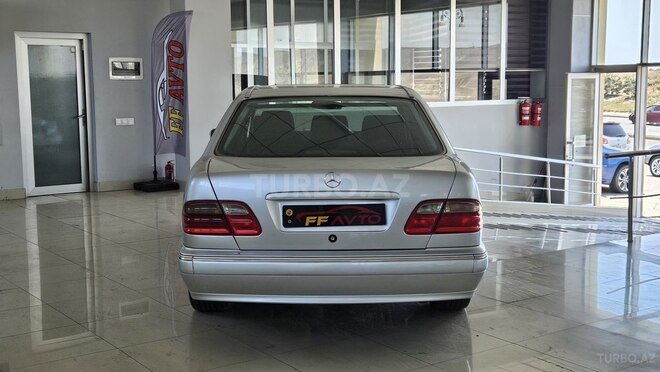 Mercedes E 240-4