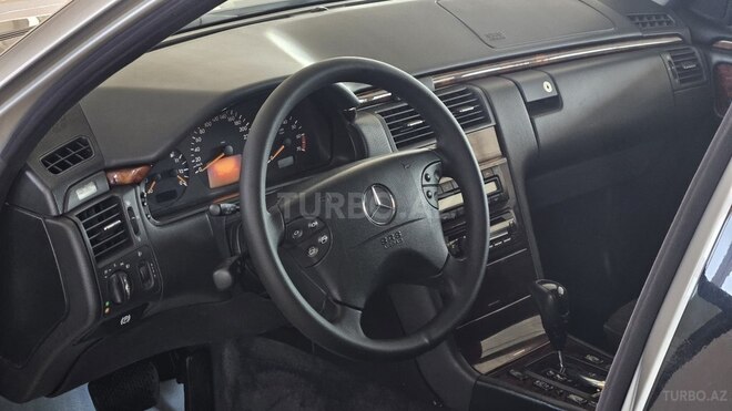 Mercedes E 240-13
