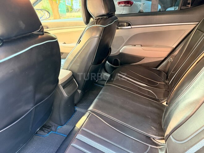 Hyundai Elantra-5