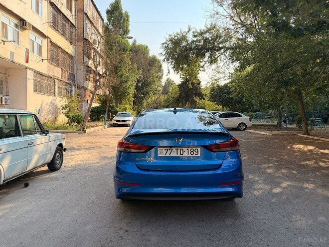 Hyundai Elantra-11