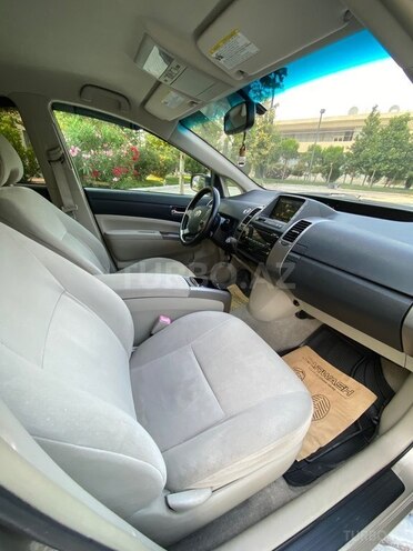 Toyota Prius-12
