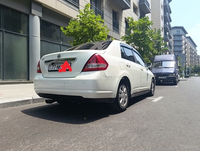 Nissan Tiida-5