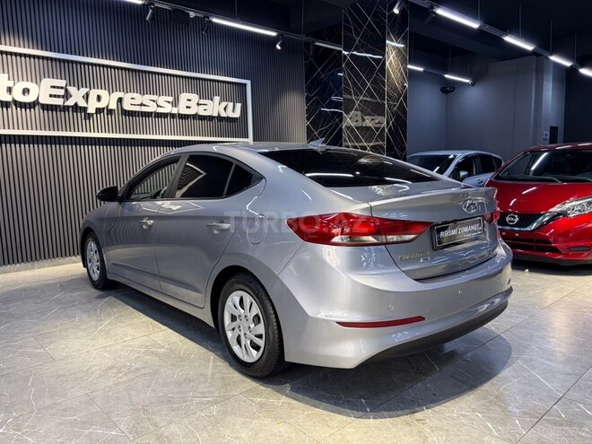 Hyundai Elantra-3