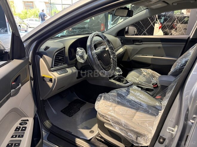 Hyundai Elantra-17