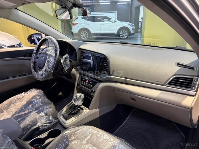 Hyundai Elantra-16
