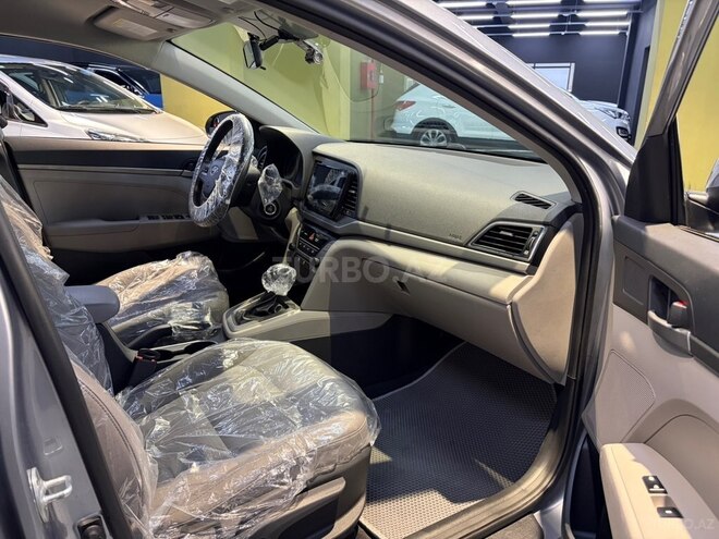 Hyundai Elantra-15