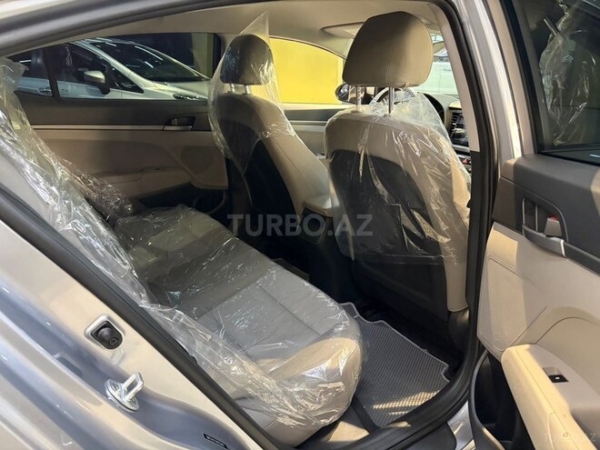 Hyundai Elantra-13
