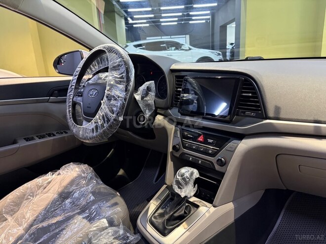 Hyundai Elantra-12