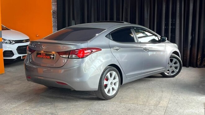 Hyundai Elantra-11