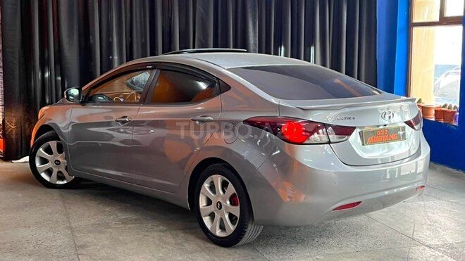 Hyundai Elantra-12