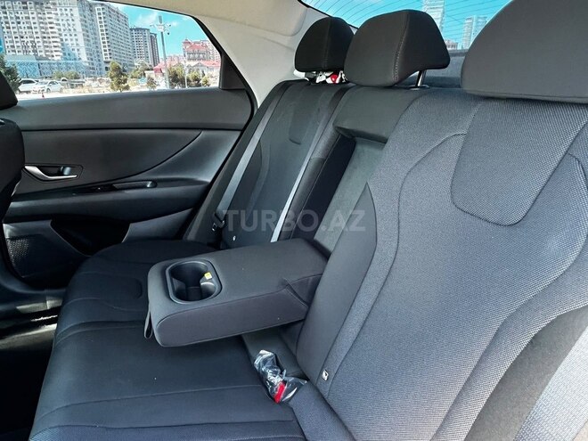 Hyundai Elantra-13