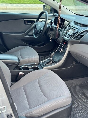 Hyundai Elantra-11