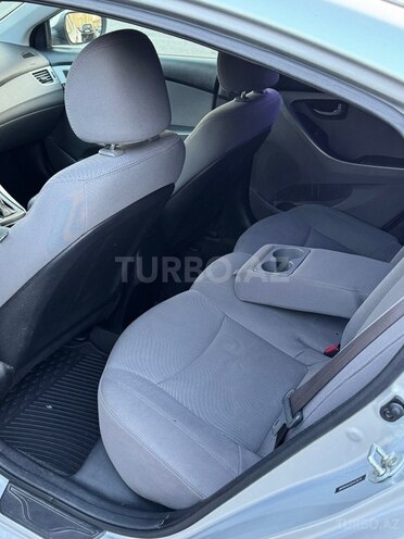 Hyundai Elantra-12
