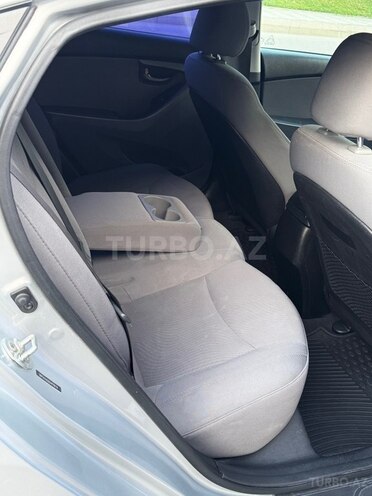 Hyundai Elantra-13