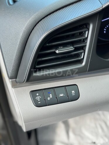 Hyundai Elantra-16