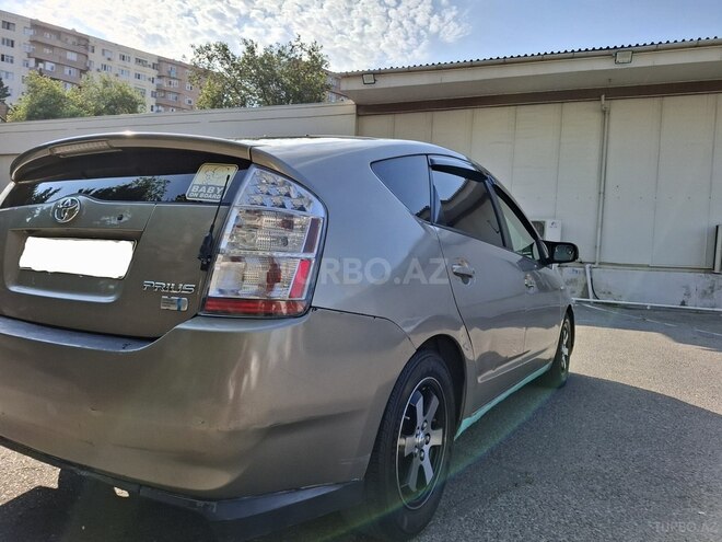 Toyota Prius-12