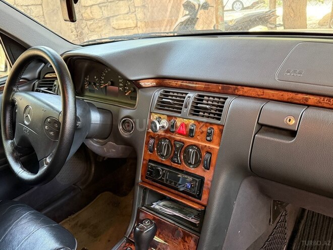 Mercedes E 200-13