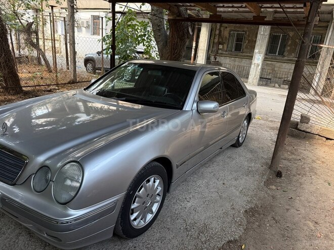 Mercedes E 200-11