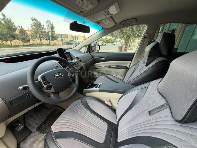 Toyota Prius-12