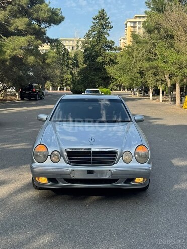 Mercedes E 200-1