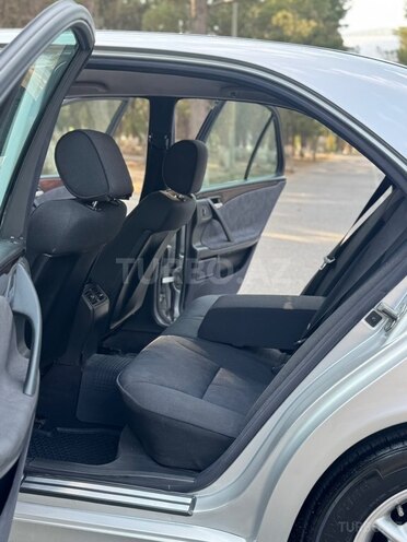 Mercedes E 200-17