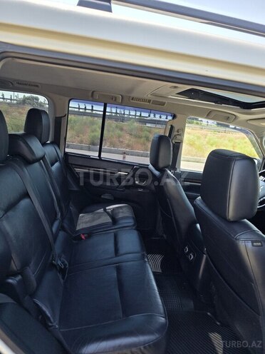 Mitsubishi Pajero-9