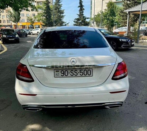 Mercedes E 220 d-3