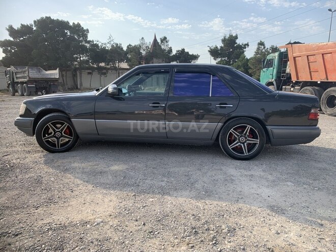 Mercedes E 220-11