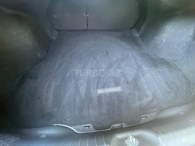 Hyundai Elantra-8