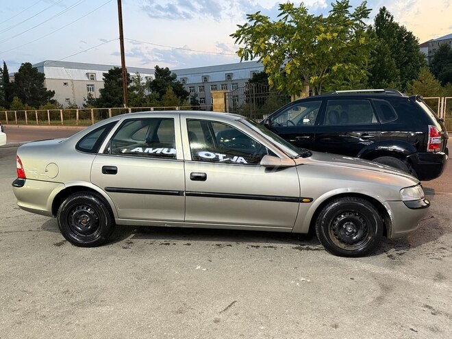 Opel Vectra-4