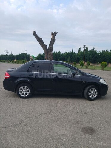 Nissan Tiida-5