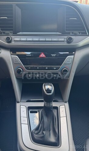 Hyundai Elantra-9