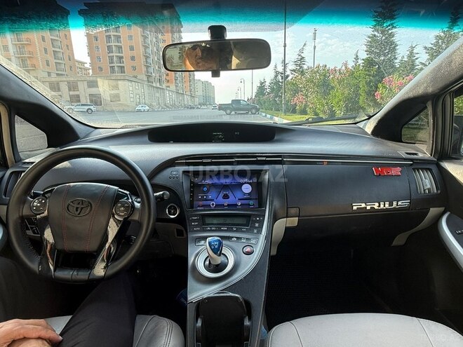 Toyota Prius-12