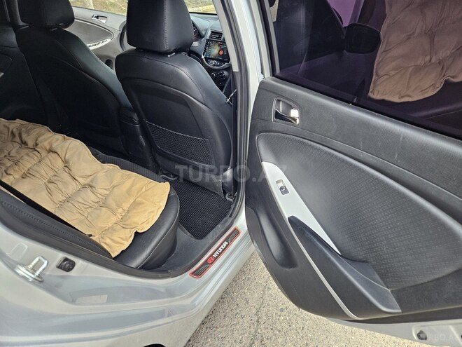 Hyundai Accent-15