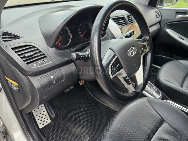 Hyundai Accent-17