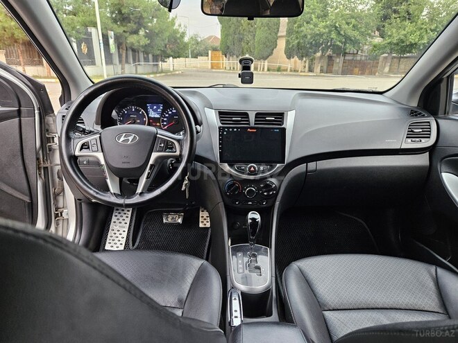 Hyundai Accent-13