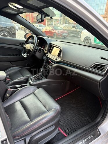 Hyundai Elantra-13
