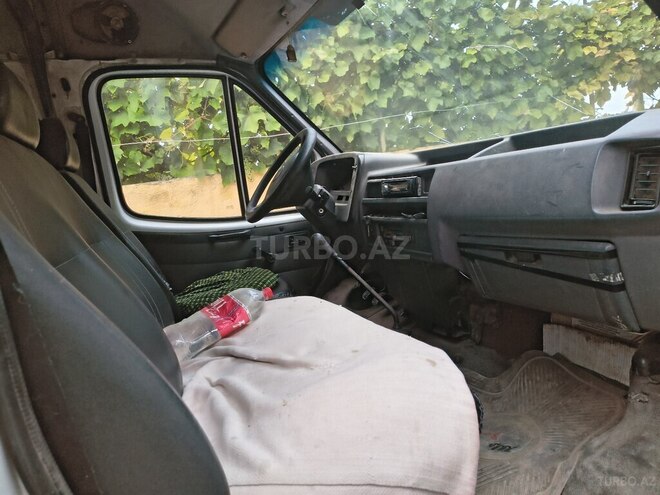 Ford Transit-9