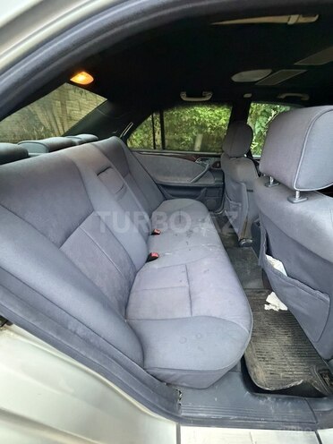 Mercedes E 220-13