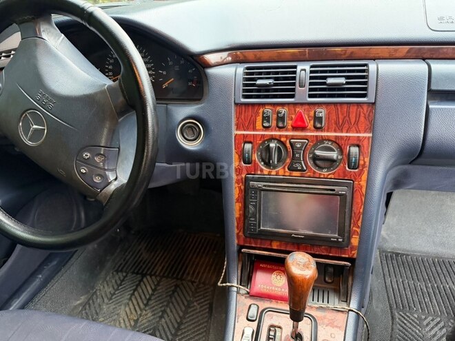 Mercedes E 220-17