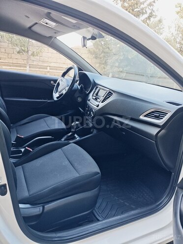 Hyundai Accent-10