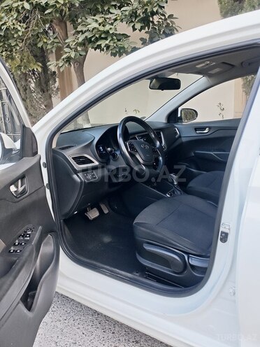Hyundai Accent-7